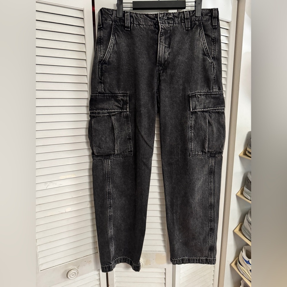 Levi's blackwash denim cargo pants - size 33W